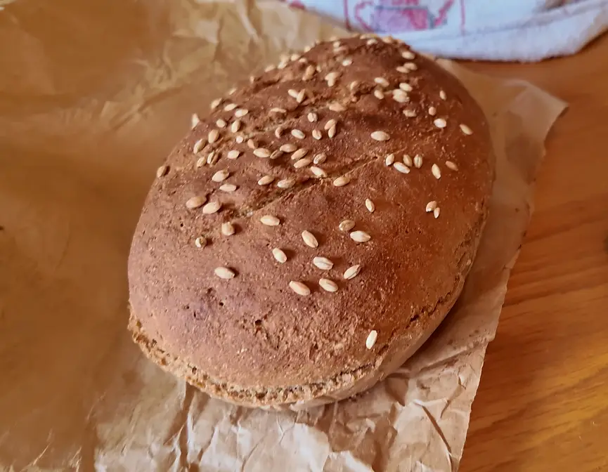 Frisch gebackenes Bibel-Brot auf Holzbrett